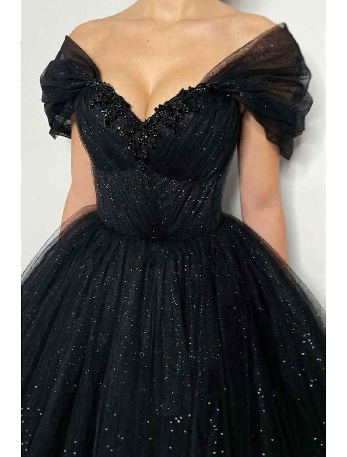 Vestido de fiesta elegante de corte A, vestido formal hasta el suelo, vestido negro, manga corta, hombros descubiertos, tul con pliegues, cuentas y lentejuelas 2025
